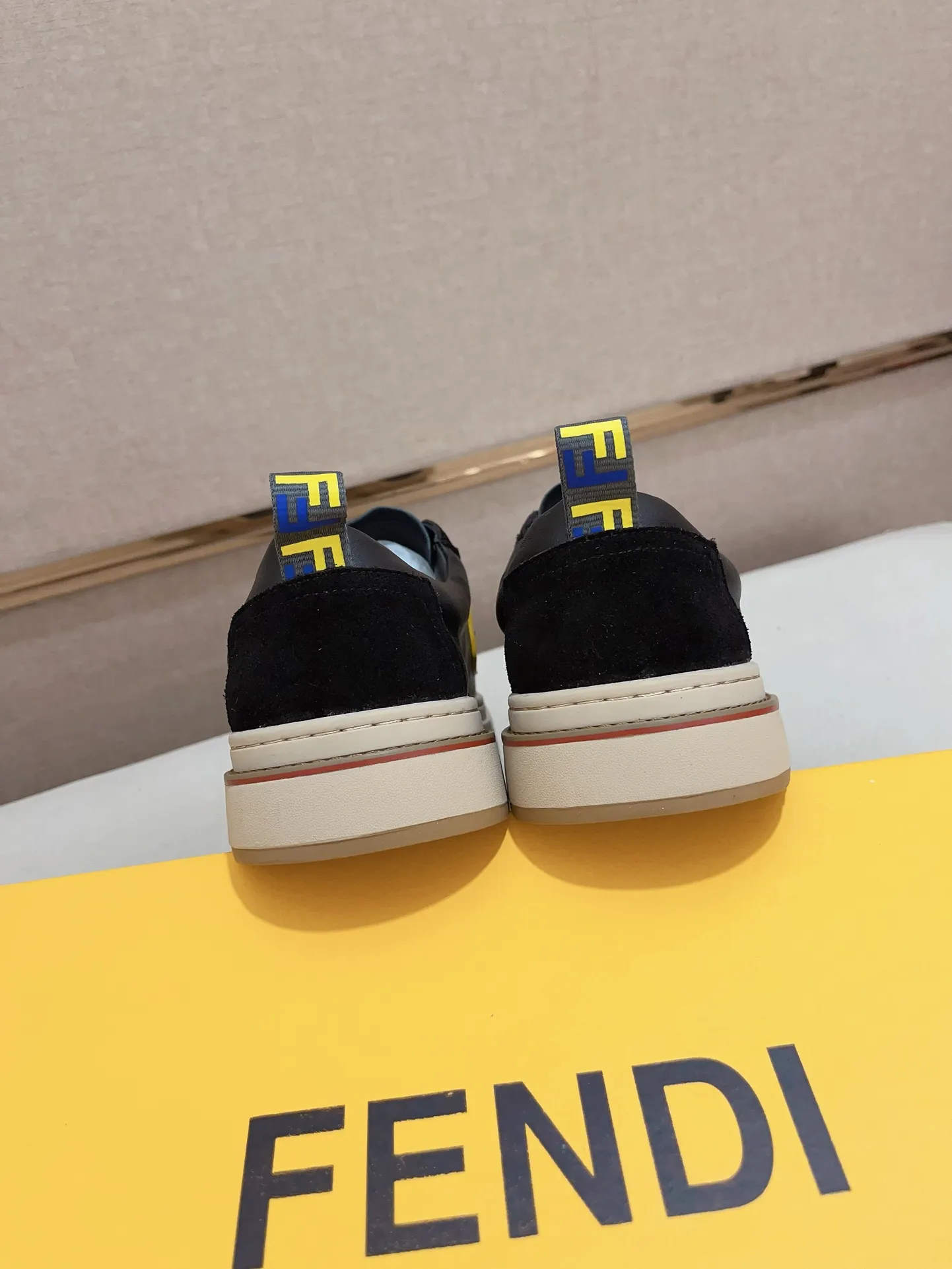 Men's shoes💰: 400💰[Fendi] Fendi's latest casual shoes for men! Available at counters simultaneously! A one-to-one replica of the original. All imported official website one-to-one cowhide fabric. The interior is made of top-grade sheepskin, and the original factory-supplied rubber outsole is used. Leading new fashion concepts. Matching code: 38-44. (can be customized for 45 non-refundable)